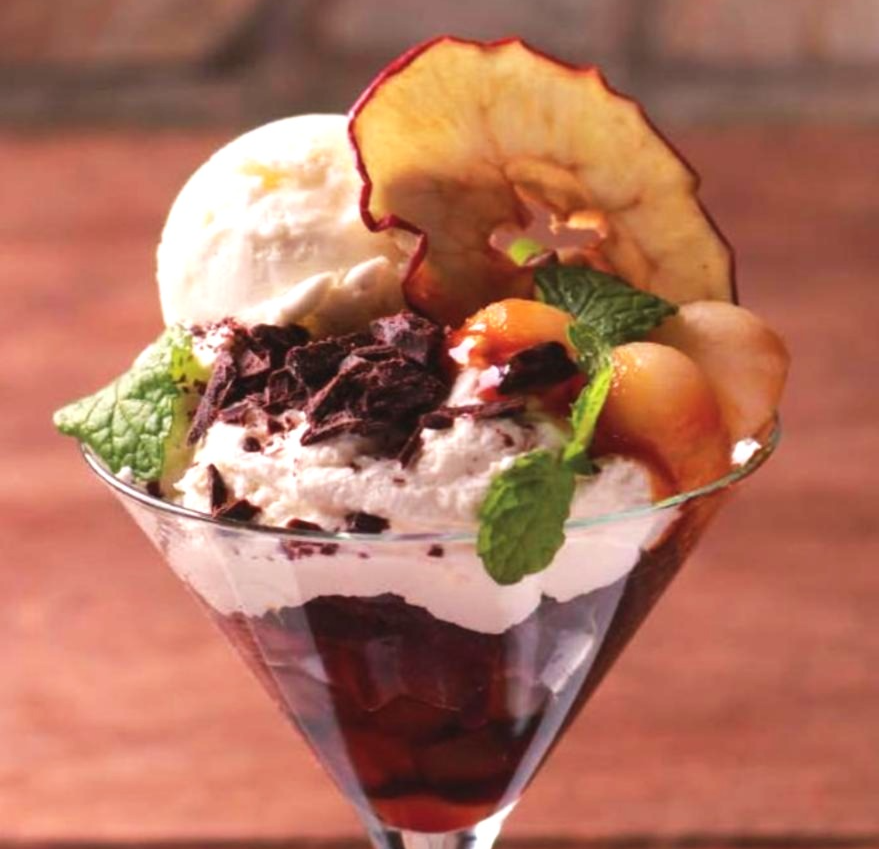 カベルネパフェ300 サ ン ふ じ り ん ご の パ フ ェ 恒 例 の 限 定 パ フ ェ