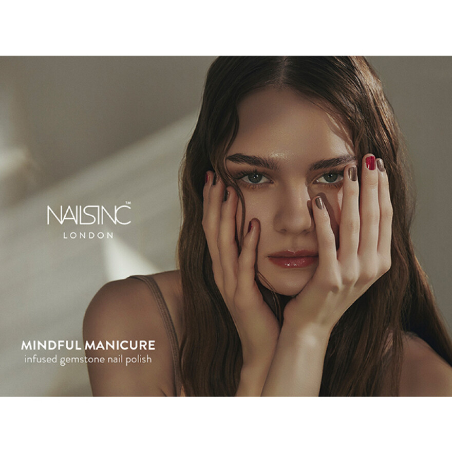 パワーストーン配合のお守りネイル