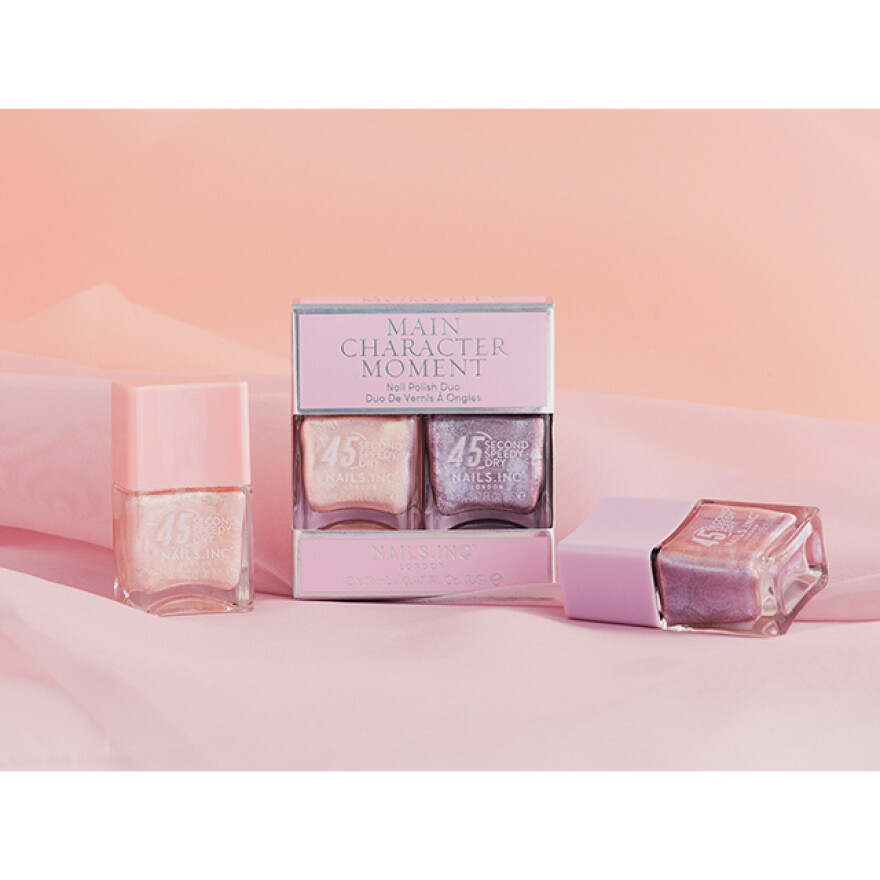 魅力を指先から輝かせるシマーカラーデュオ 