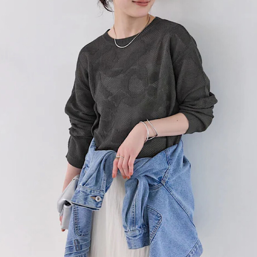 大人でも着られるリボン柄が可愛いトップス