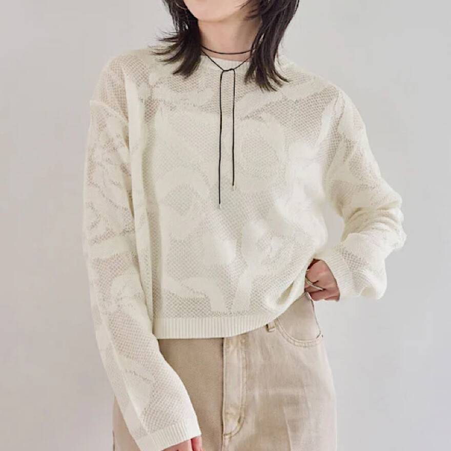 大人でも着られるリボン柄が可愛いトップス