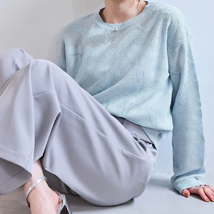 大人でも着られるリボン柄が可愛いトップス