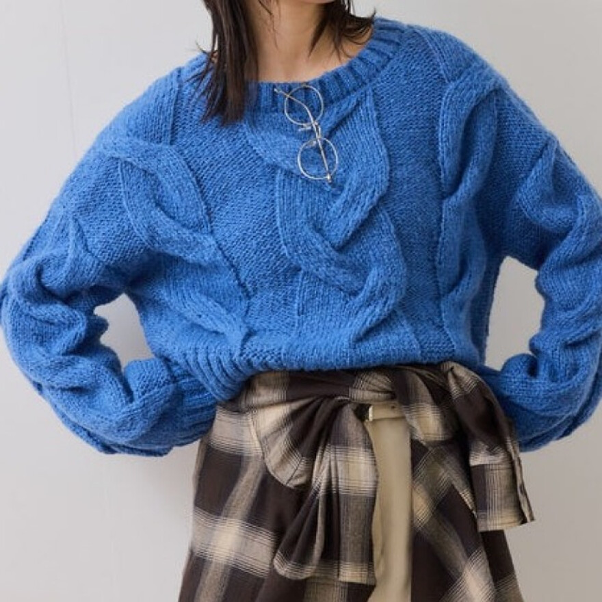 コンパクトなケーブルニットが入荷!