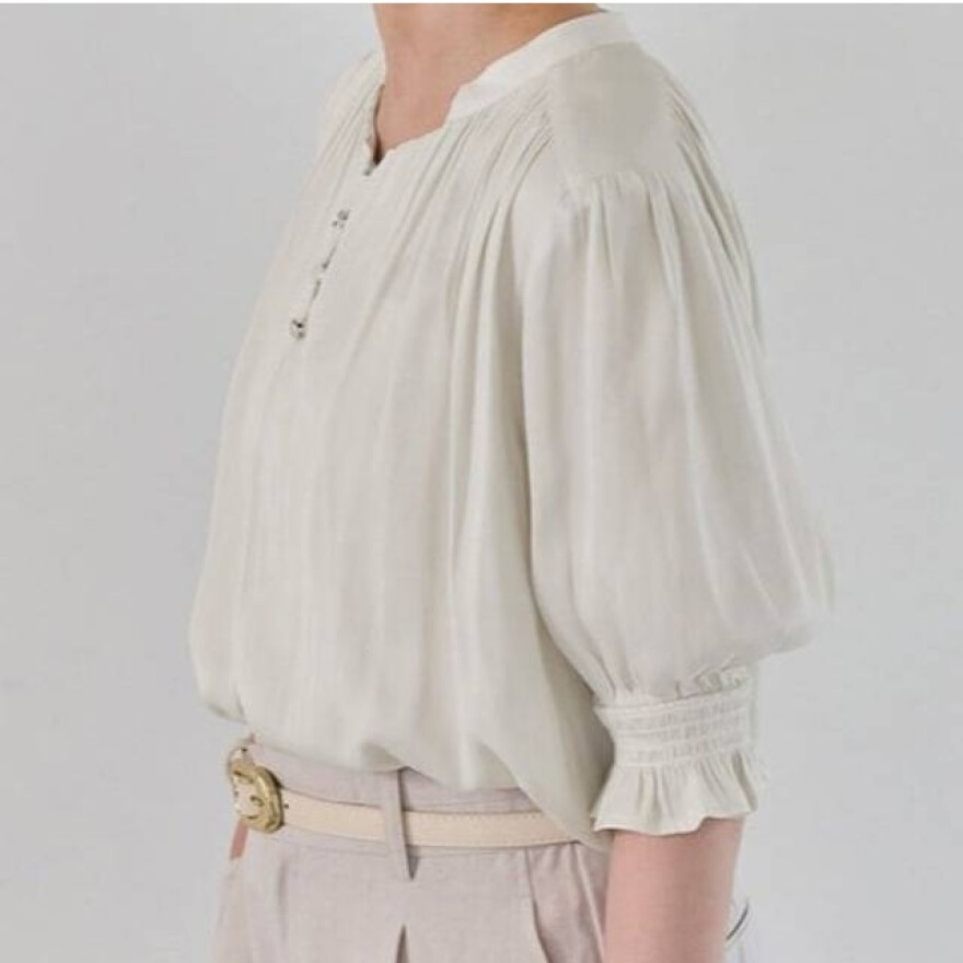 シワになりにくい半袖ブラウスが入荷!