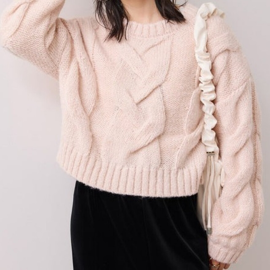 コンパクトなケーブルニットが入荷！