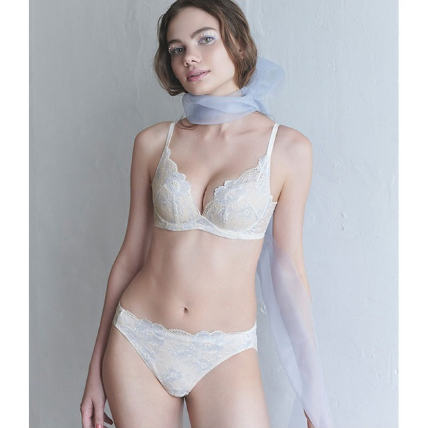 丸い美胸が叶う人気ブラから新色入荷!