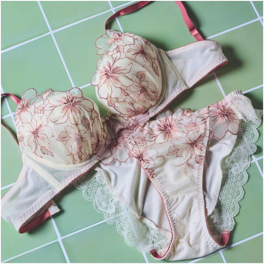 ラメ糸の輝きが美しいエンブレースの新作