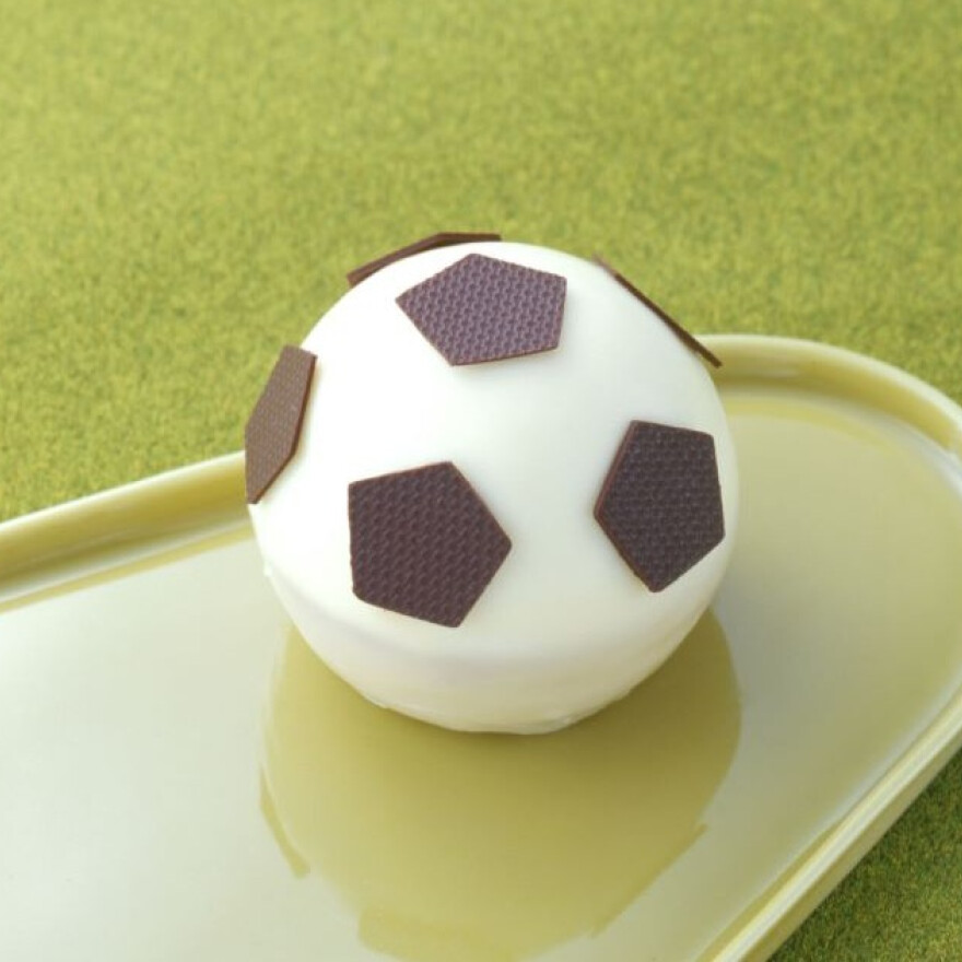 ケーキを食べながらサッカーを観戦しよう！