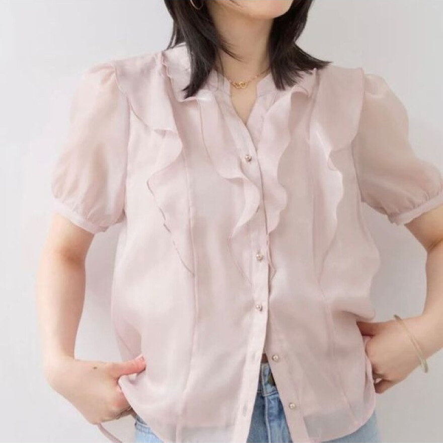 フリルデザインが魅力のブラウスです♪