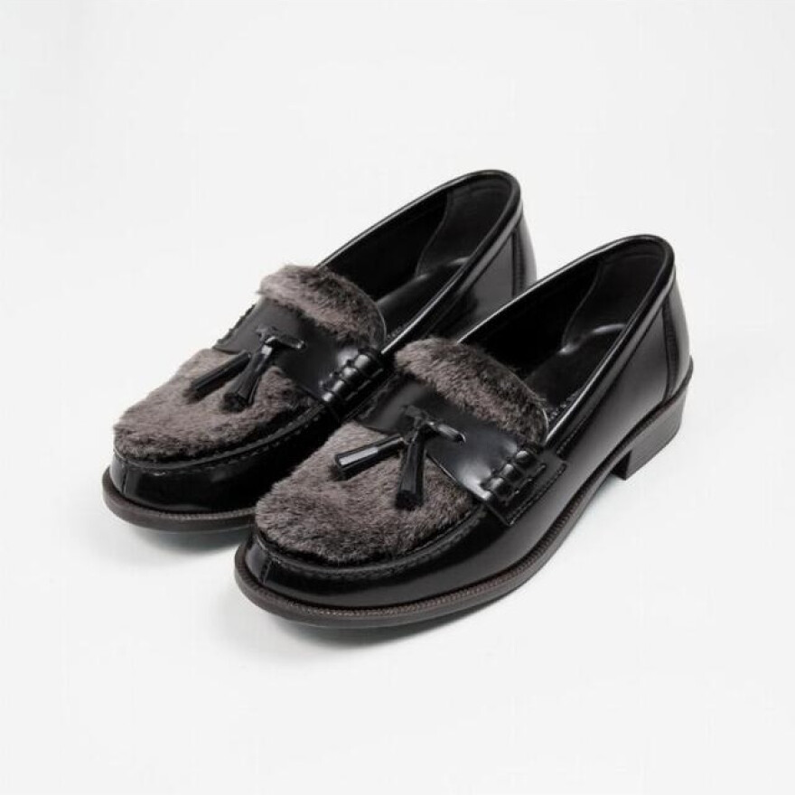 素材のコントラストが引き立つローファー