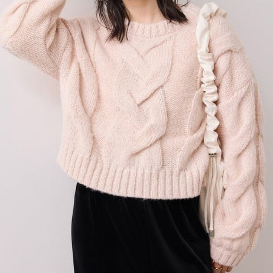 コンパクトなケーブルニットが入荷!