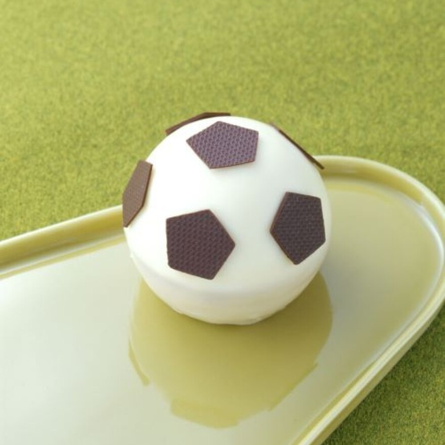 ケーキを食べながらサッカーを観戦しよう！