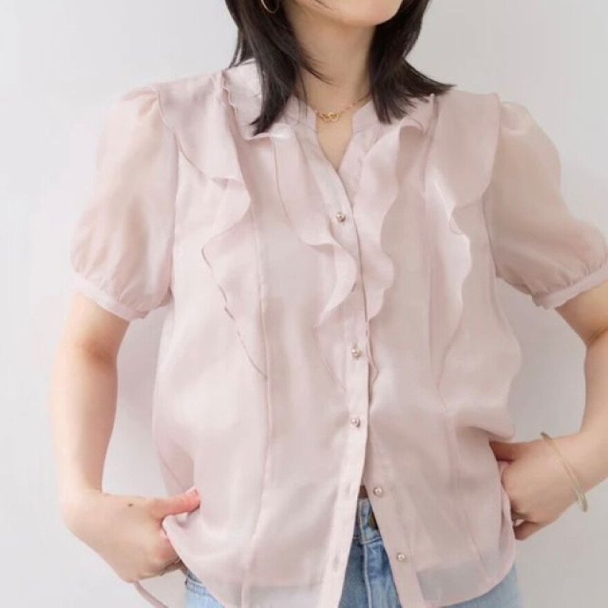 フリルデザインが魅力のブラウスです♪