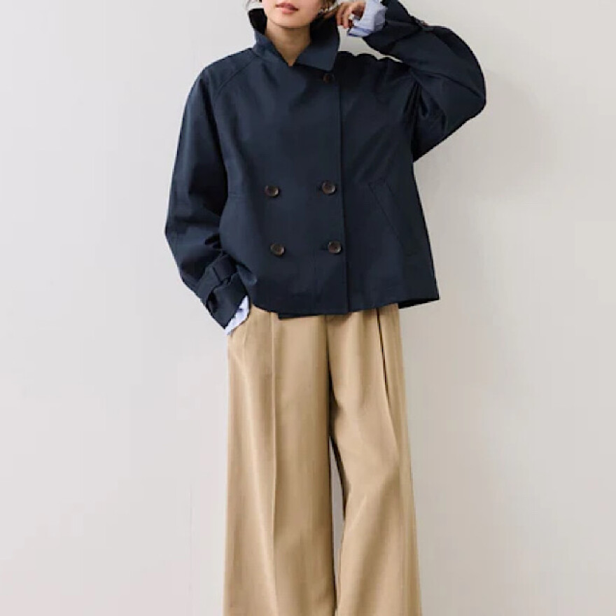 オンオフで使えるショート丈トレンチコート