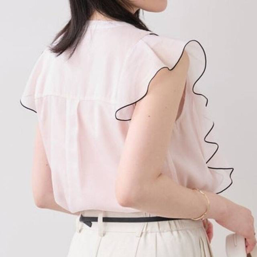フリルブラウスが入荷！！