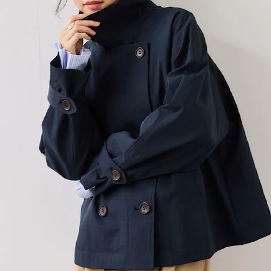 オンオフで使えるショート丈トレンチコート