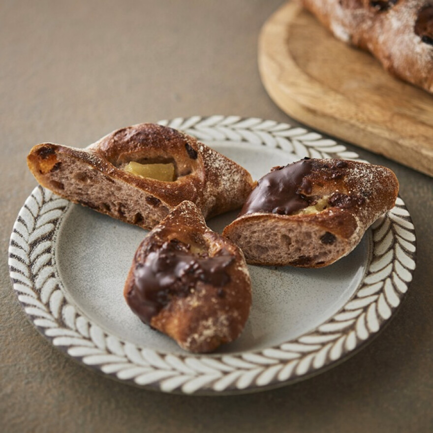 芸北りんごと赤ワインのパン。おつまみにも