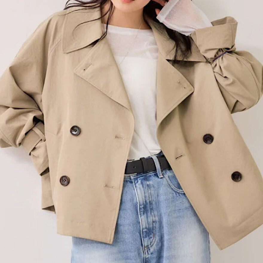 オンオフで使えるショート丈トレンチコート