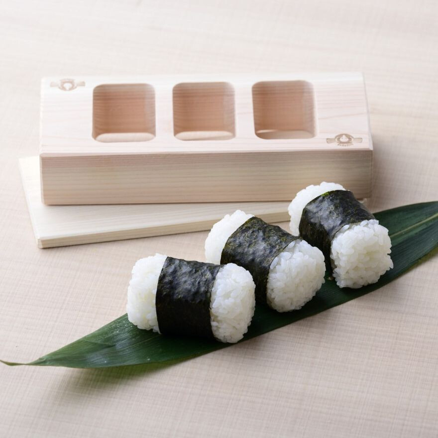 彩るおにぎり。米・具・道具が勢揃い!
