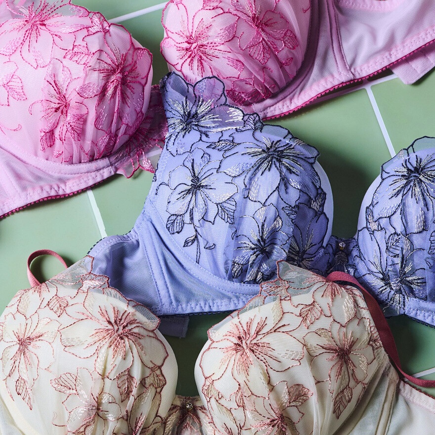 ラメ糸の輝きが美しいエンブレースの新作