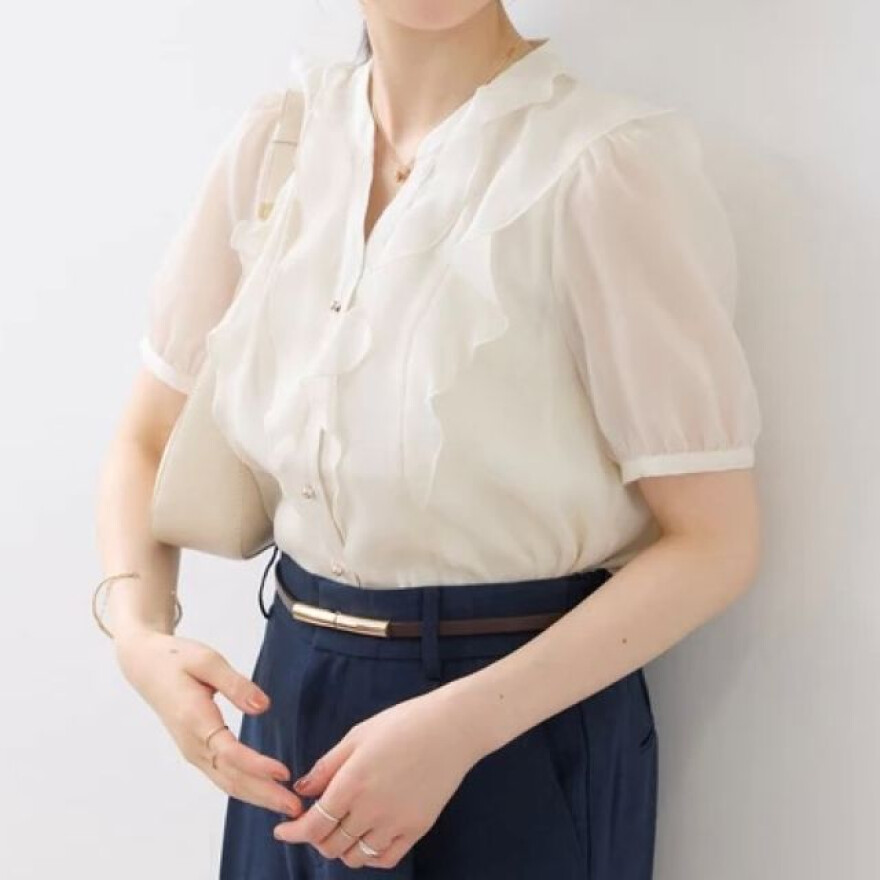 フリルデザインが魅力のブラウスです♪