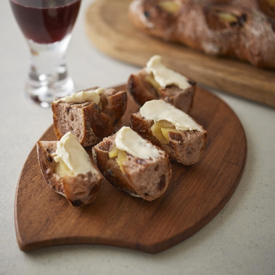 芸北りんごと赤ワインのパン。おつまみにも