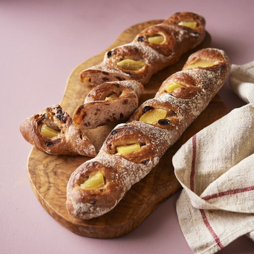 芸北りんごと赤ワインのパン。おつまみにも