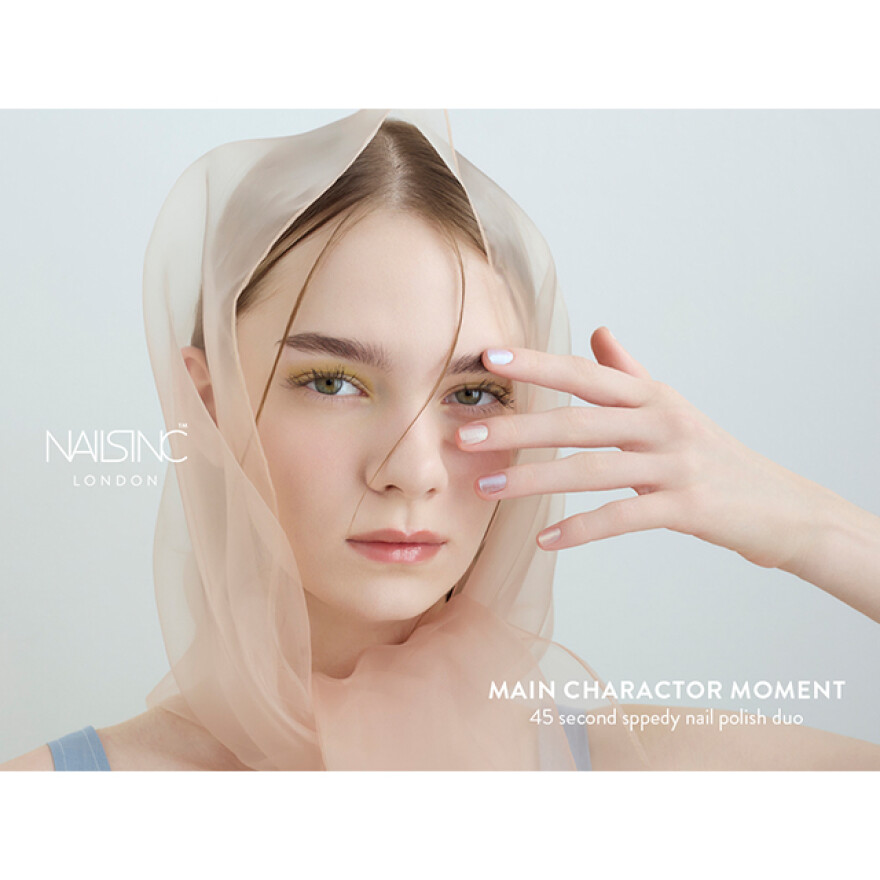 魅力を指先から輝かせるシマーカラーデュオ