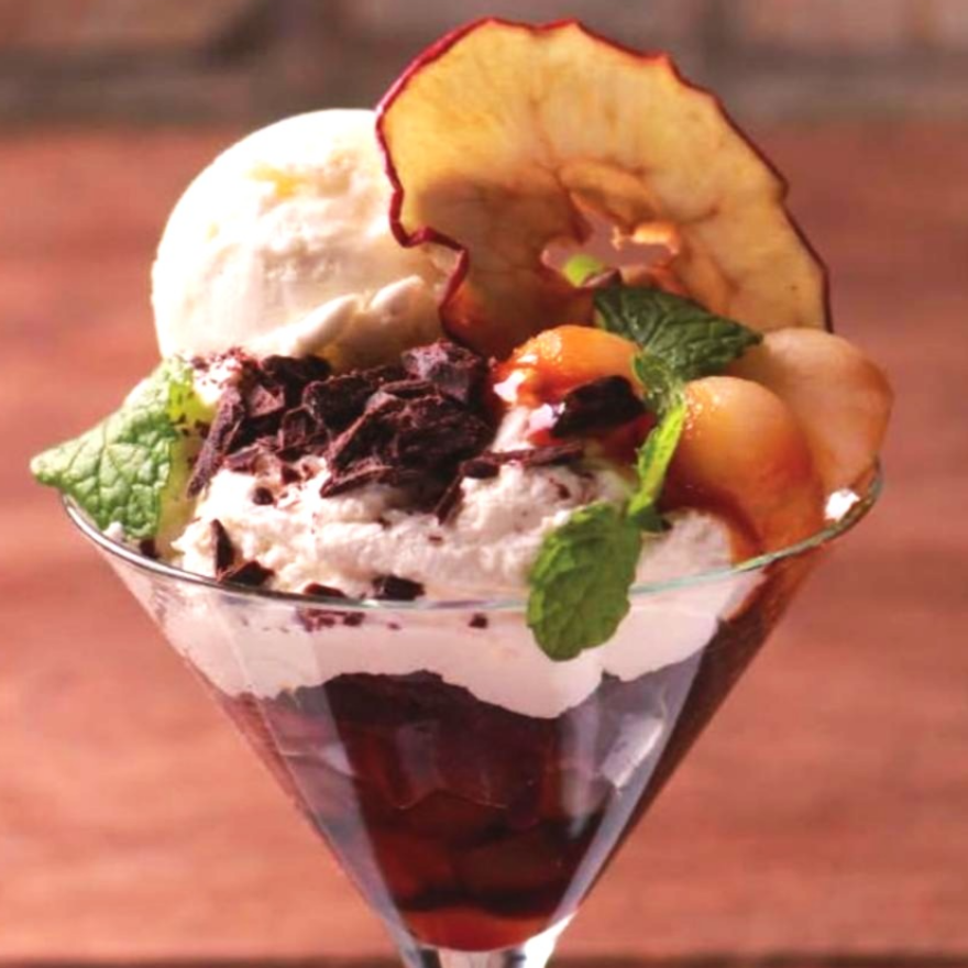 サ ン ふ じ り ん ご の パ フ ェ 恒 例 の 限 定 パ フ ェ