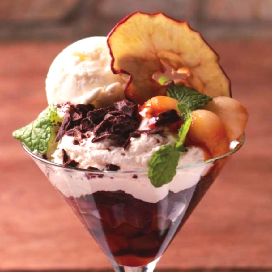 サ ン ふ じ り ん ご の パ フ ェ 　 恒 例 の 限 定 パ フ ェ 