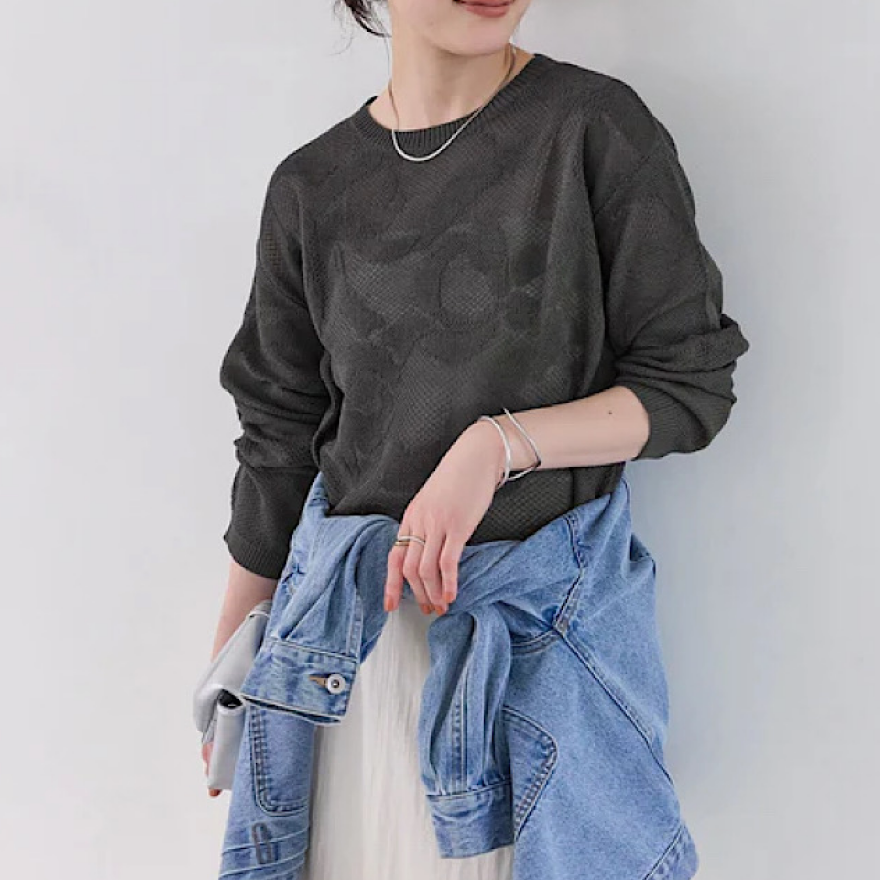 大人でも着られるリボン柄が可愛いトップス