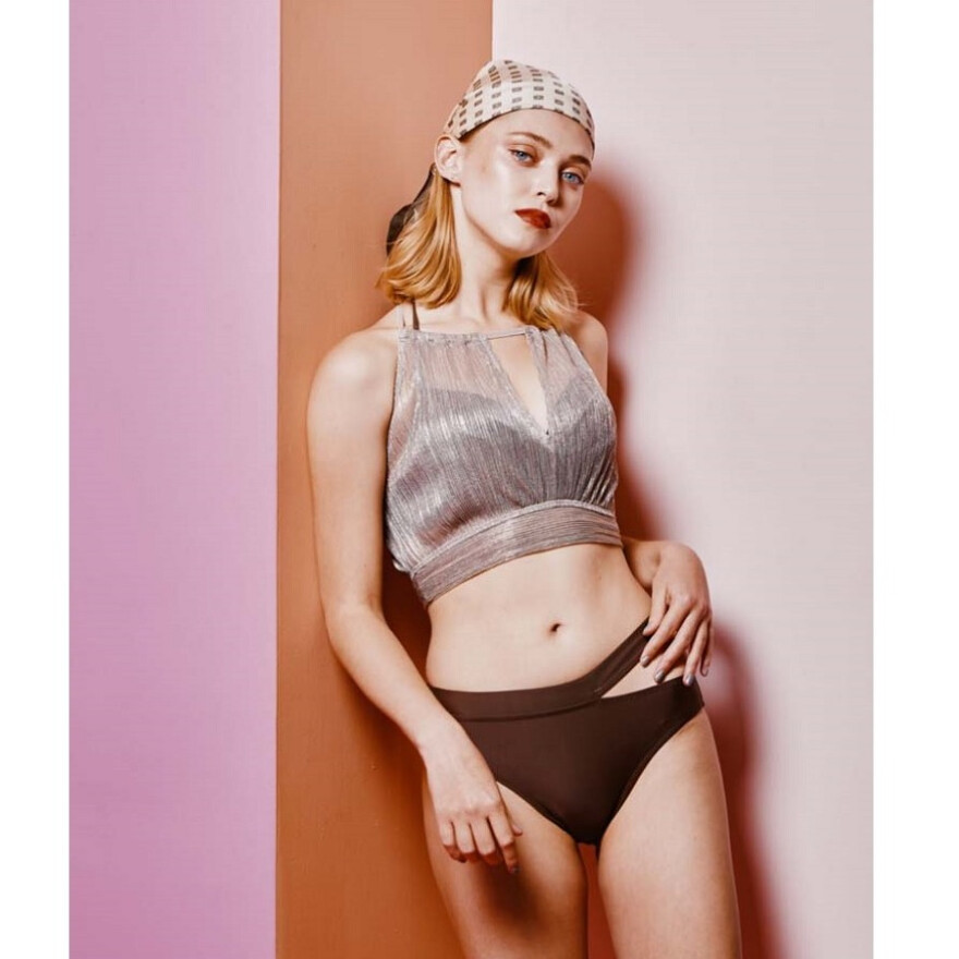 大人かわいい♡ラメハイネック水着のご紹介