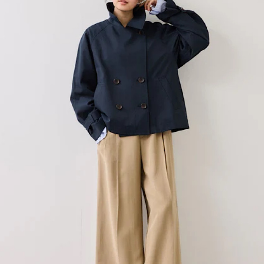 オンオフで使えるショート丈トレンチコート