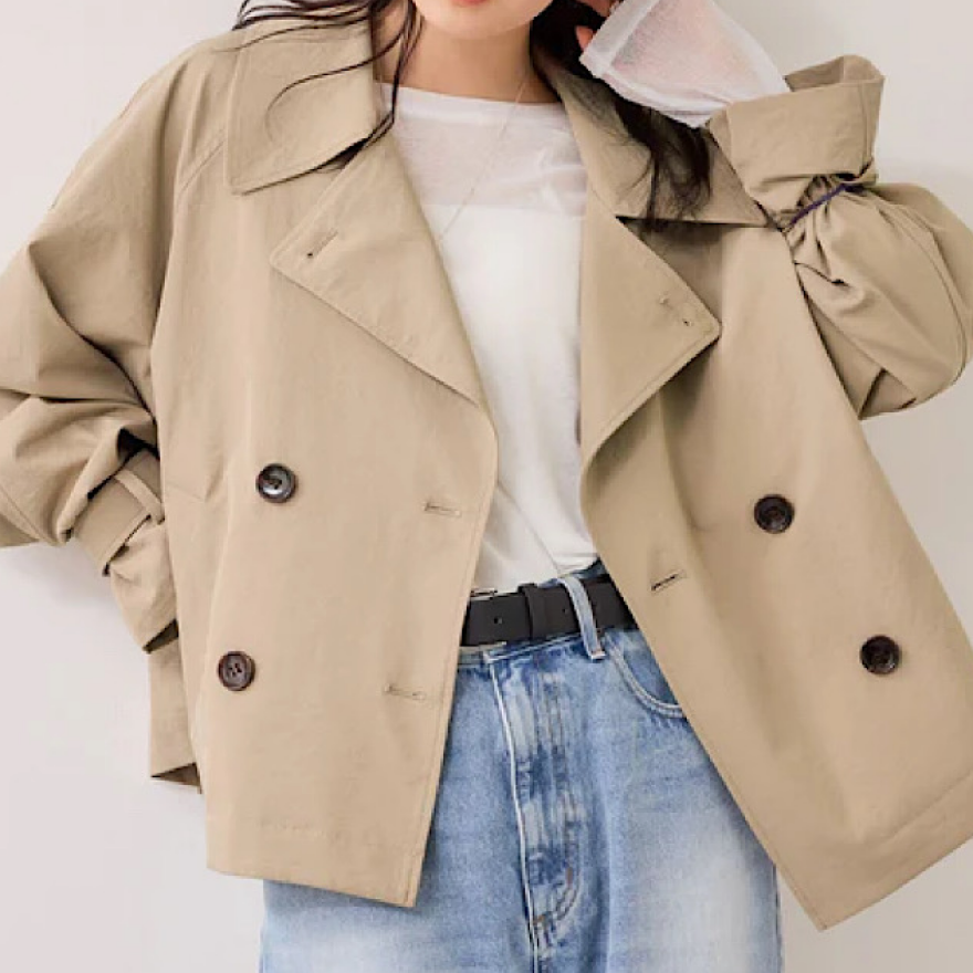 オンオフで使えるショート丈トレンチコート