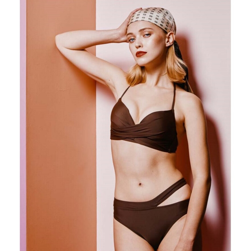 大人かわいい♡ラメハイネック水着のご紹介