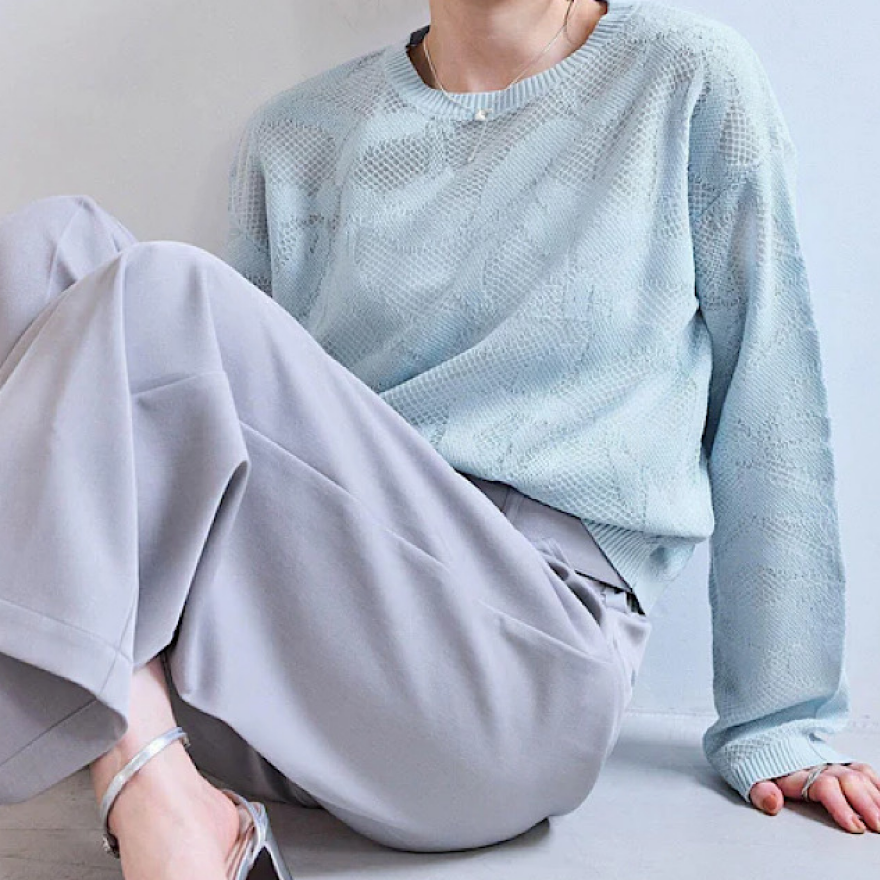 大人でも着られるリボン柄が可愛いトップス