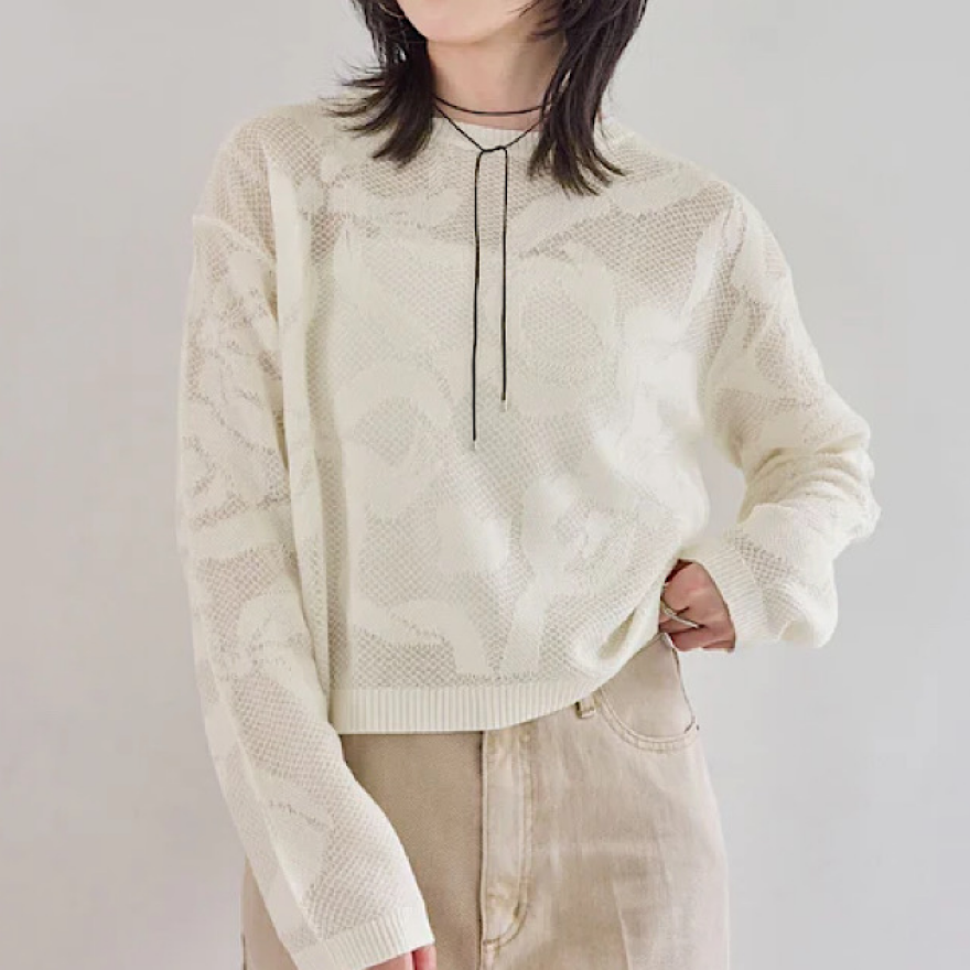 大人でも着られるリボン柄が可愛いトップス