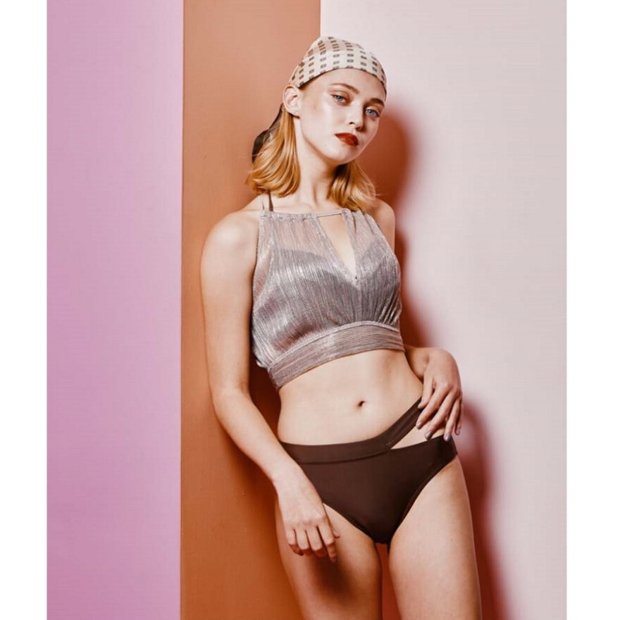 大人かわいい♡ラメハイネック水着のご紹介